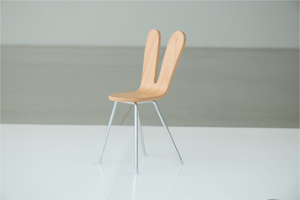 うさぎの耳のような 背もたれが愛らしい ラビットチェアのミニチュア