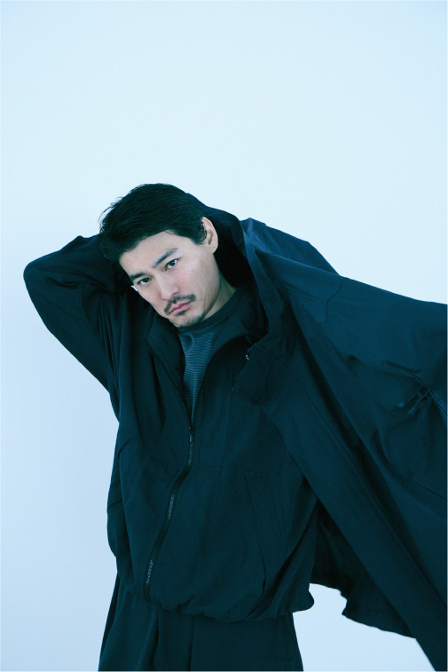 ミニマルな空間でも　しっかりと存在感を出す ブラックのワントーンコーデ