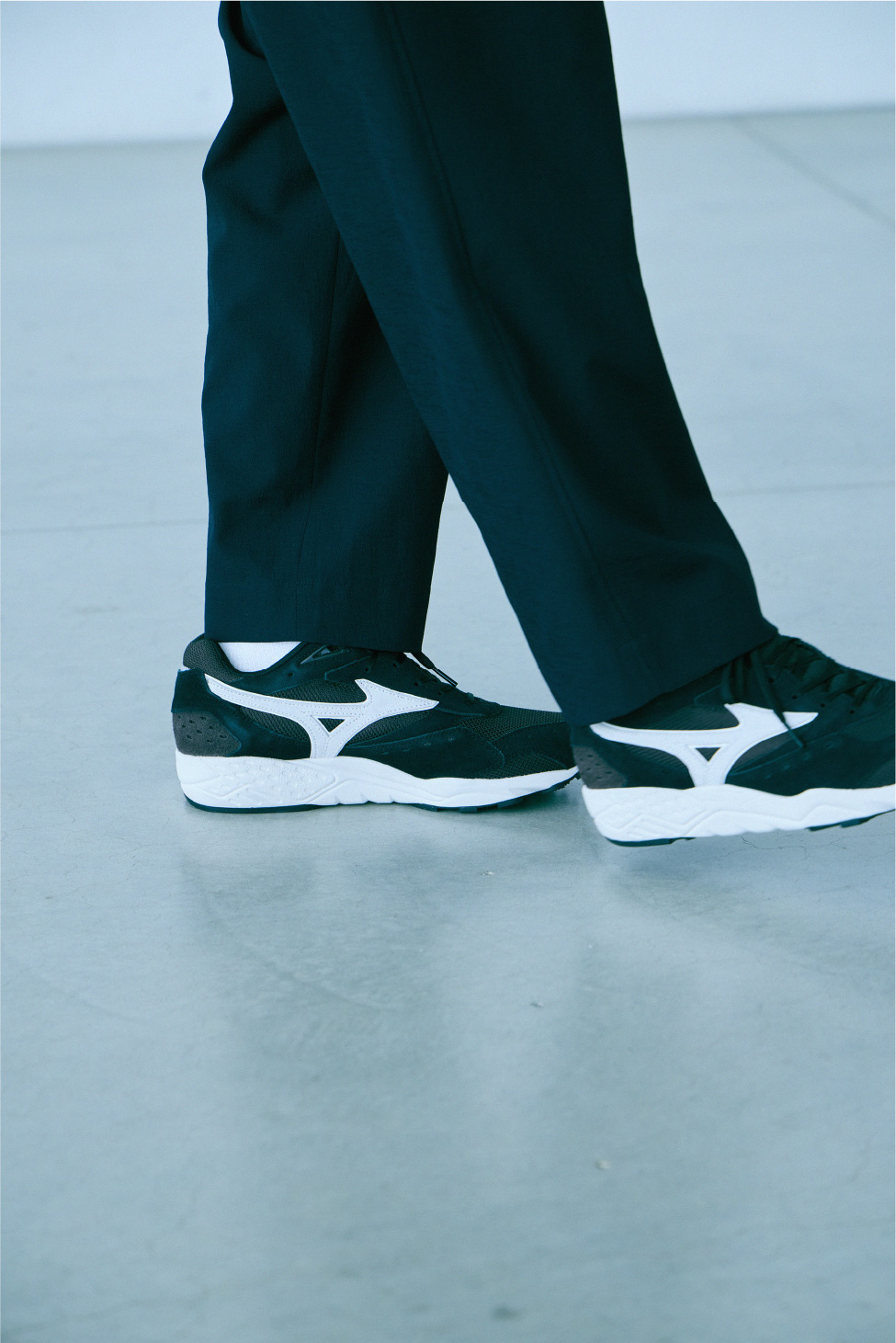 落ち着いたダークトーンのボディに　ミズノのランバードラインが映える。 マーガレット・ハウエルとのコラボシューズ