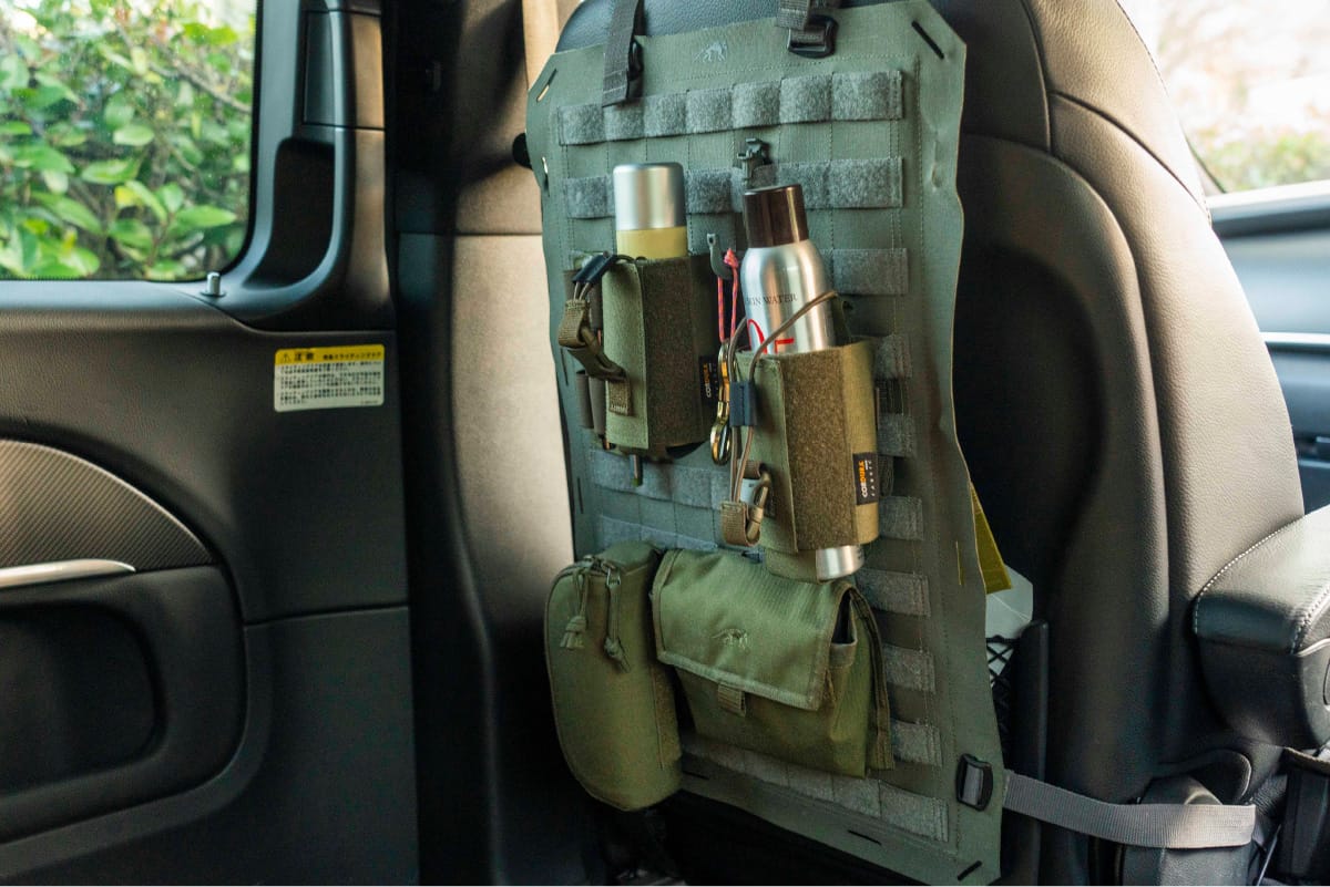 車内にミリタリーの機能と無骨さをプラス