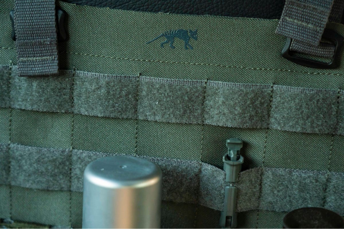 車内にミリタリーの機能と無骨さをプラス