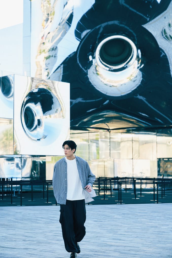 幾何学柄がアクセントに。エアリーに風に舞う上質なシルクシャツ