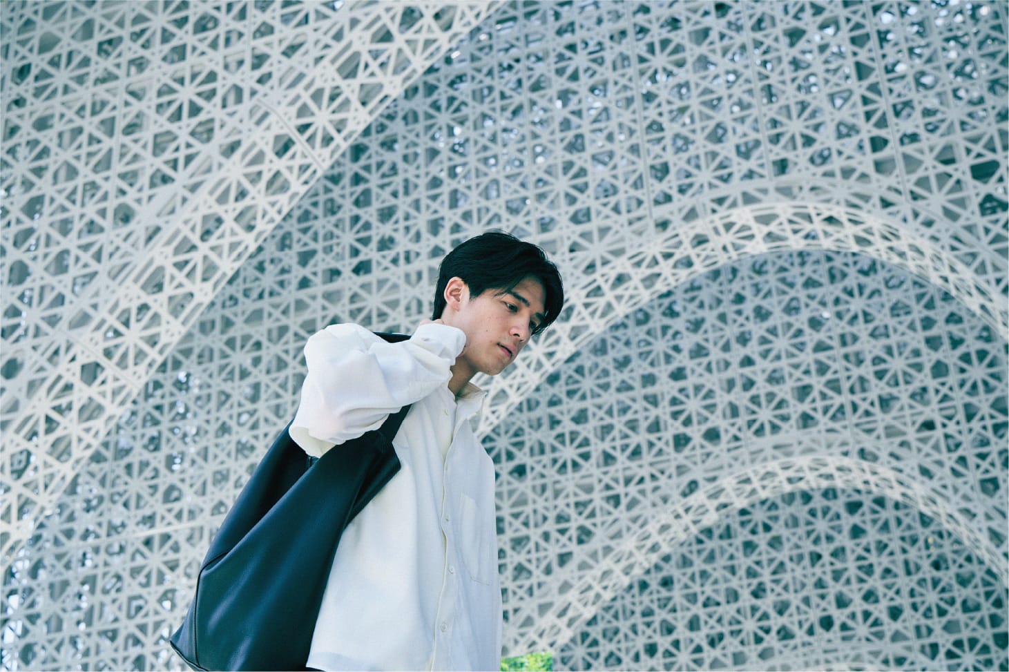 作品鑑賞のノイズにならない。シンプルなホワイトシャツとのバランスで選ぶトートバッグ