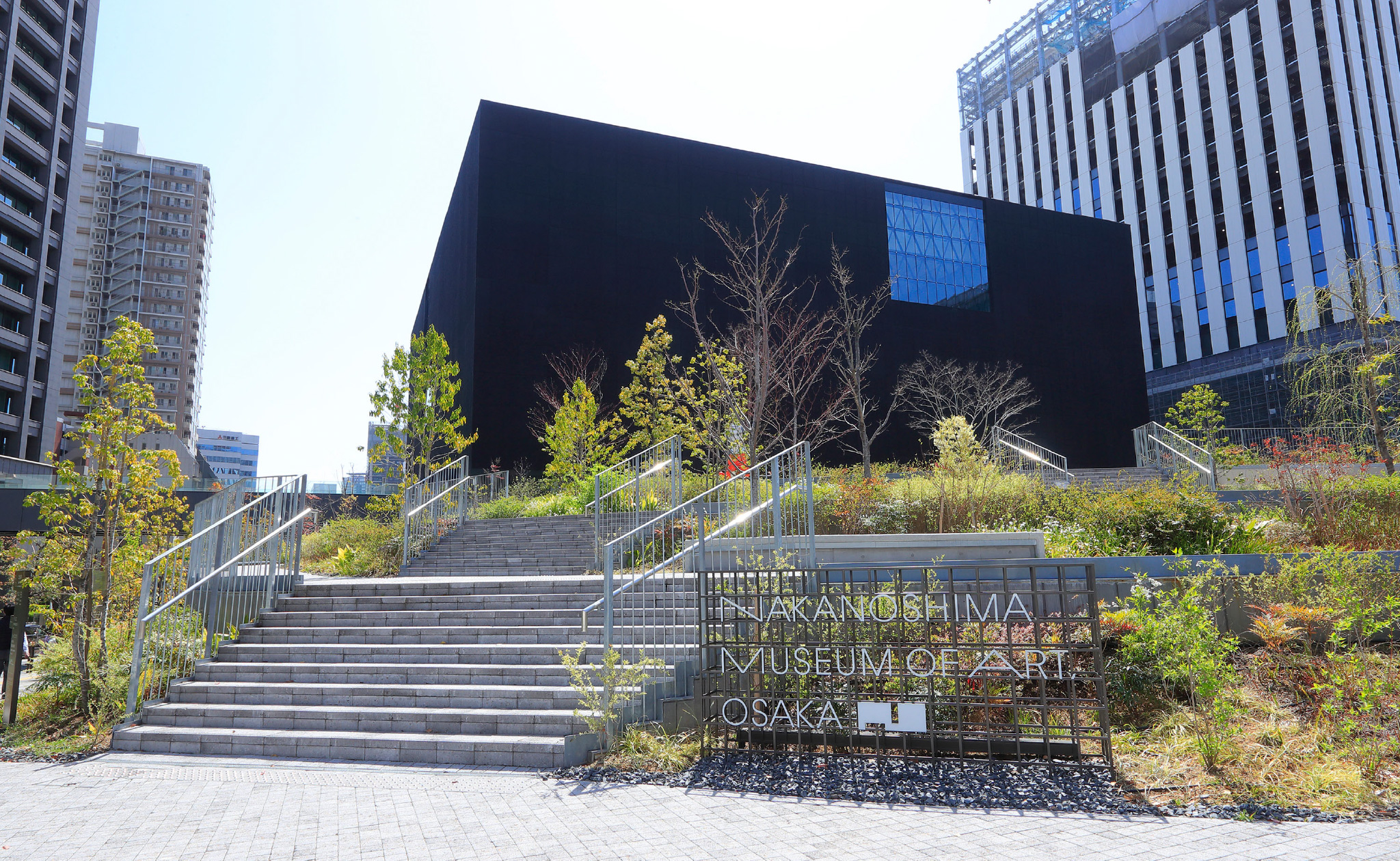 オフィス街に突如出現する黒い箱