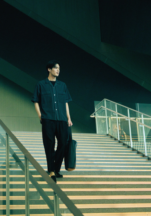 オフィス街に突如出現する黒い箱