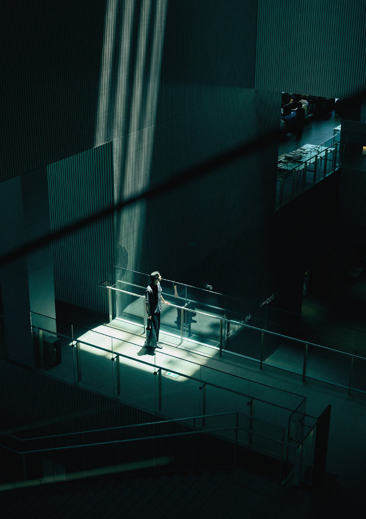 オフィス街に突如出現する黒い箱