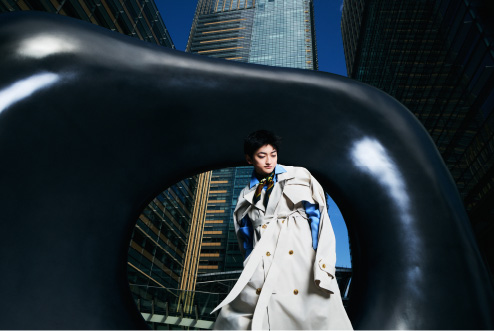 アートに溶け込む 春の技ありコーデ