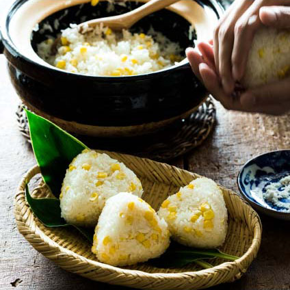 トウモロコシご飯のおにぎり