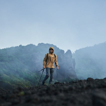 漆黒の三原山をトレッキング